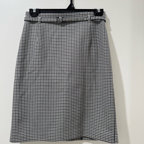 H&M Dresses & Skirts - Classic Black and White Houndstooth Skirt